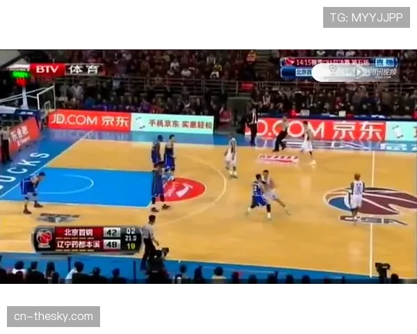 现场直击：季后赛高强度防守下，北京队队员方硕一节比赛内更换三件浸湿球衣